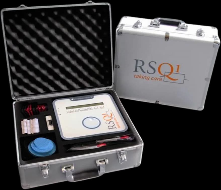 RSQ1-utrustningen i sin aluminiumväska med styrenhet, elektroder och tillbehör