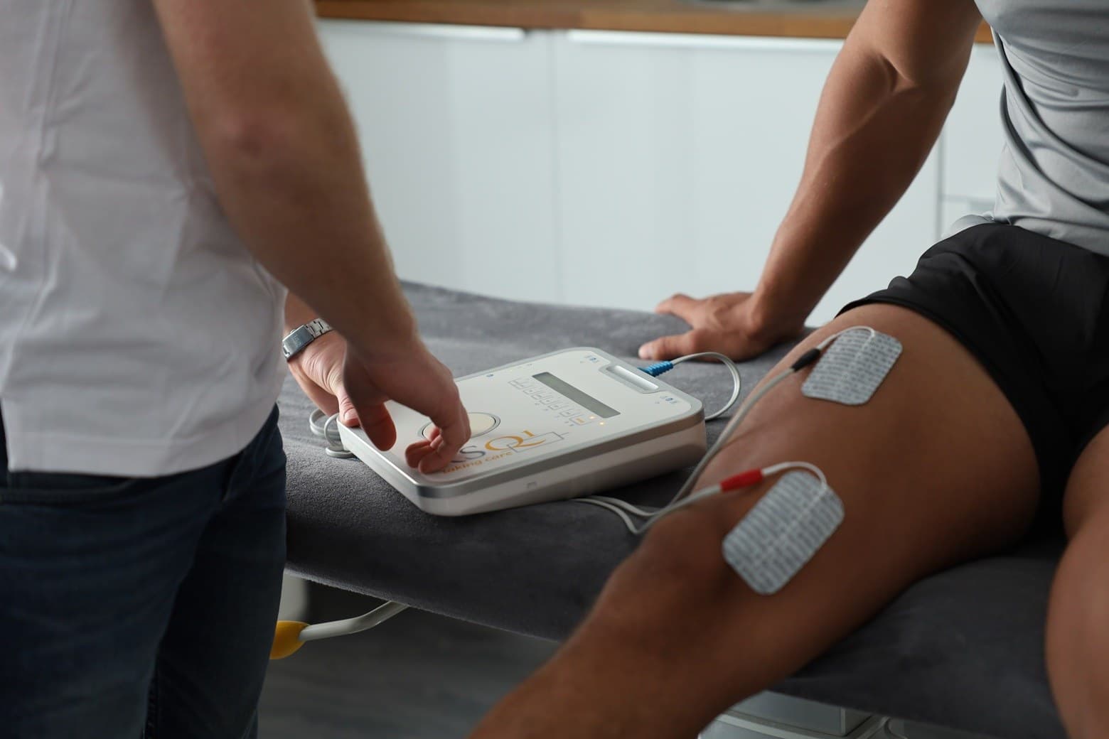 Närbild där behandlarens hand ställer in RSQ1-enheten